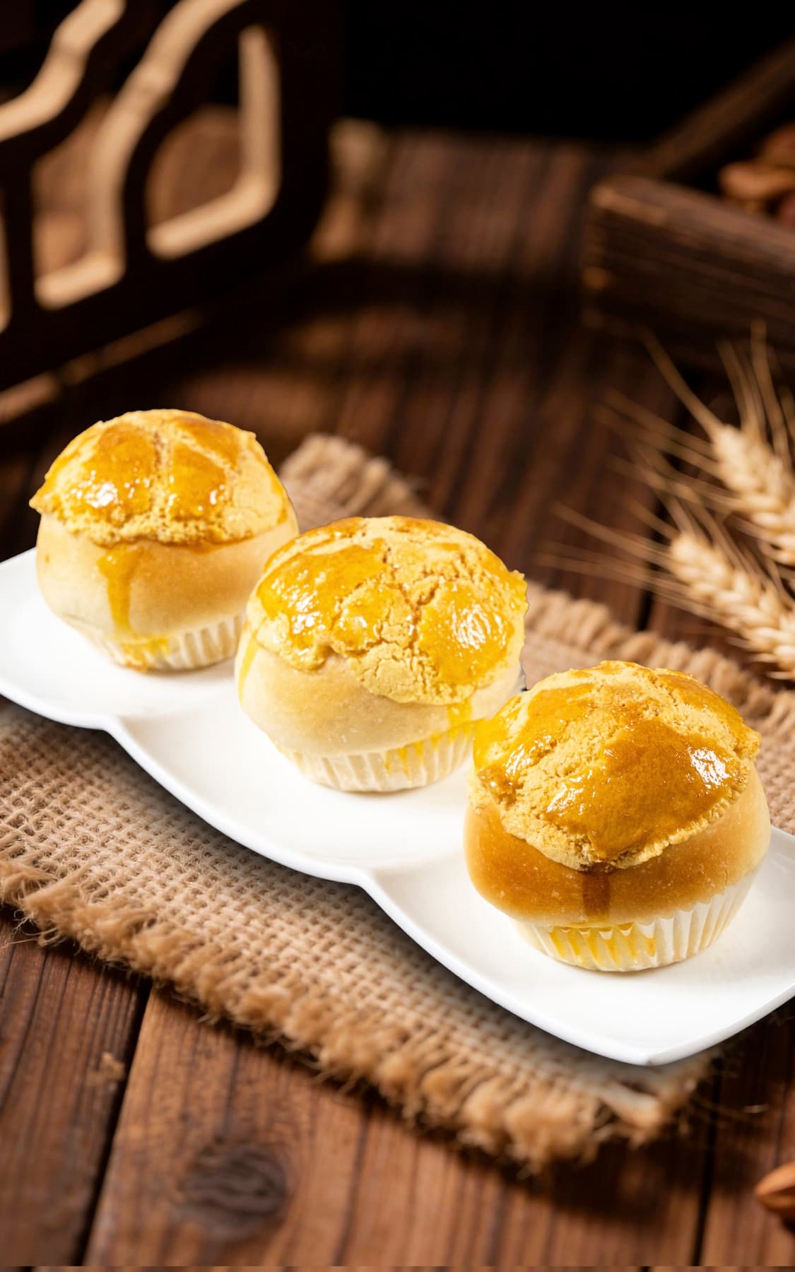 Glazed pineapple custard buns